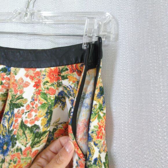 ASTR Mini Skirt Womens Medium Red Floral Circle Pleats - Picture 7 of 7
